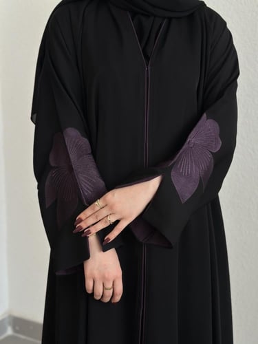 عباية يومية مع اكمام مبطنة وتطريز باللون البنفسجي...