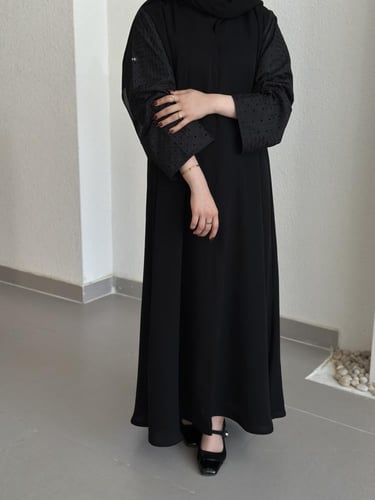 عباية بقصة ربع كلوش مع قماش هندي مطرز