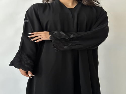 عباية يومية مع أطراف مطرزة