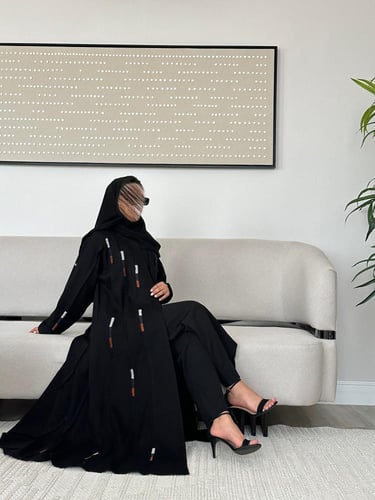 عباية بقصات مطرزة