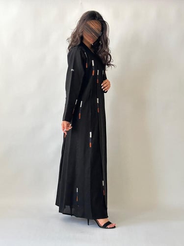 عباية بقصات مطرزة