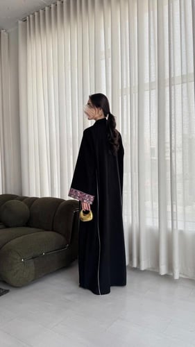 عباية أنيقة بقماش كتان بتطريز باللون الموف