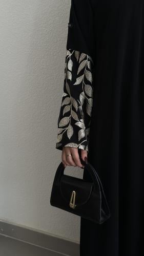 عباية مع اكمام بقماش تل بتطريز باللون الذهبي