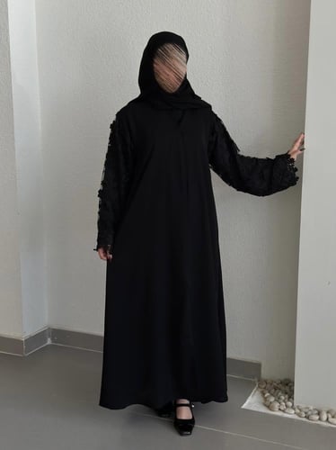 عباية مع اكمام بقماش الدانتيل مع تطريز