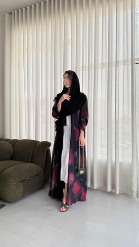 عباية دبل فيس لون أسود مع وجة مموج بعدة ألوان