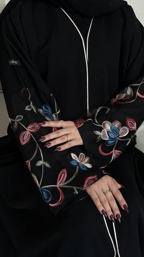 عباية مع اكمام بقماش تل بتطريز ورود