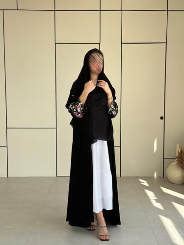 عباية مع تل مطرز