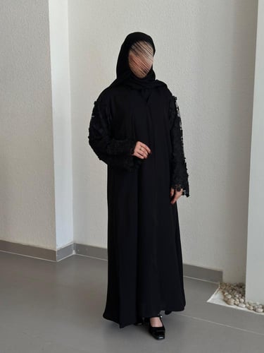 عباية مع اكمام بقماش الدانتيل مع تطريز