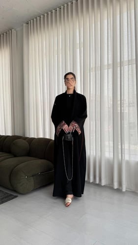 عباية أنيقة بقماش كتان بتطريز باللون الاحمر