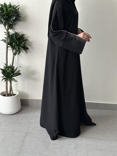 عباية عملية مع تطريز باللون البيج