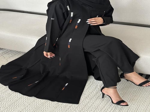 عباية بقصات مطرزة