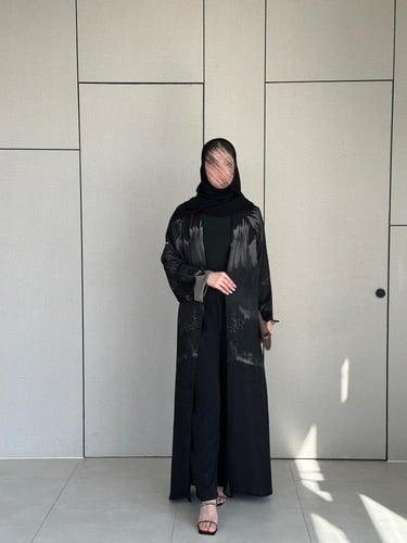 عباية دبل فيس مموج باللون الاسود والبيج