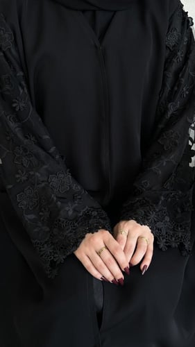 عباية مع اكمام بقماش الدانتيل مع تطريز