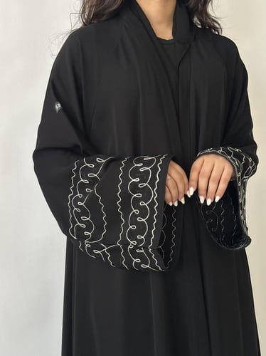 عباية عملية بتطريز على الاطراف