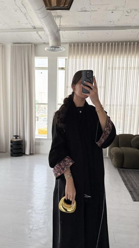 عباية أنيقة بقماش كتان بتطريز باللون الموف