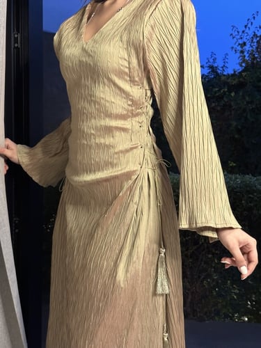 فستان كلاسيكي ذهبي