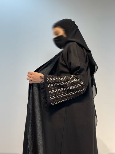 عباية مطرزه بني