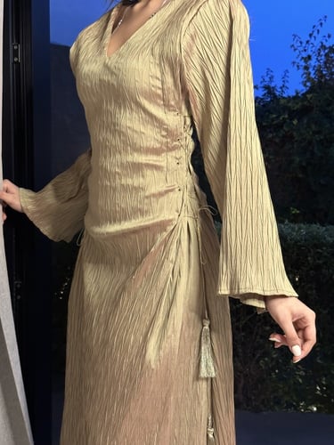 فستان كلاسيكي ذهبي