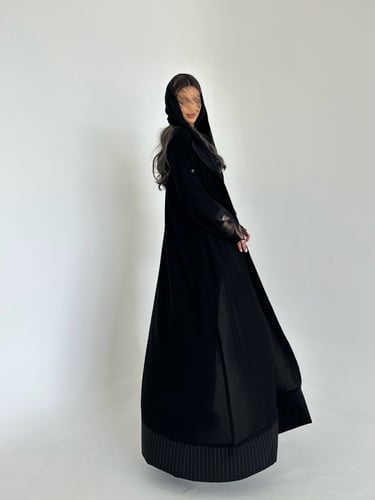 عباية ورد اسود