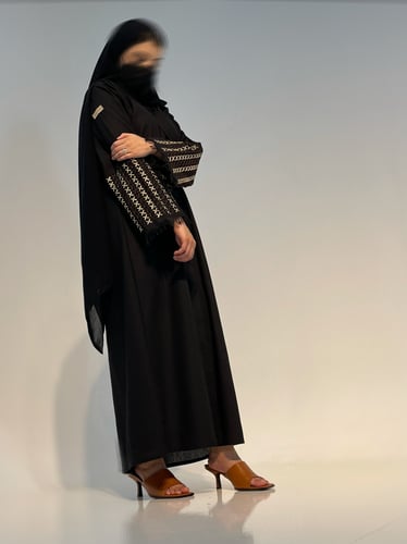 عباية مطرزه بني