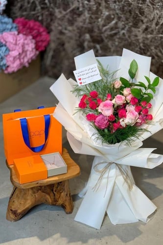 هديه كامله نسائية مع ورد