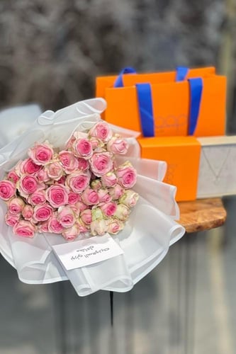 هديه كاملة نسائية مع ورد