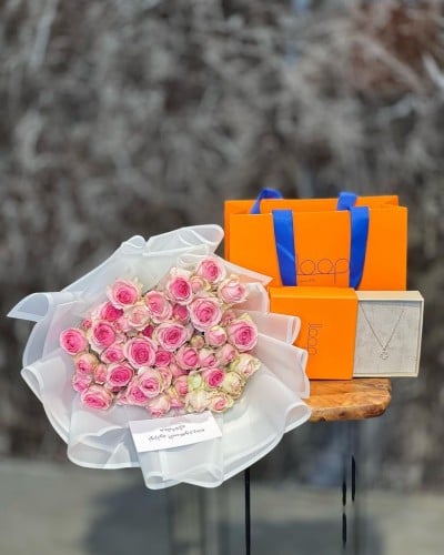 هديه كاملة نسائية مع ورد