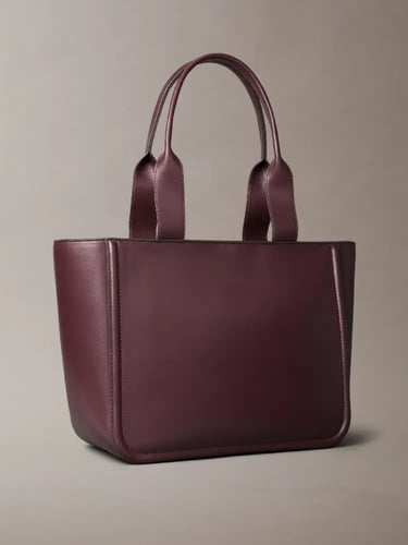 شنطة توت مزينة بشعار حروف كلفن كلاين منقوش