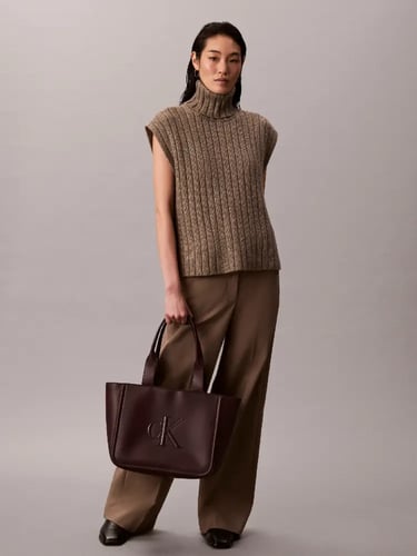 شنطة توت مزينة بشعار حروف كلفن كلاين منقوش