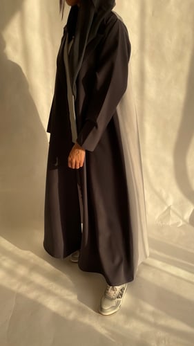 عباية رسميه رمادي غامق مع رمادي فاتح مقلم