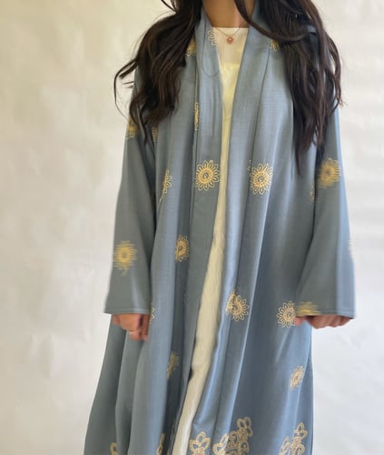 عباية لينن سماوي مطرز / فوري مقاس 56