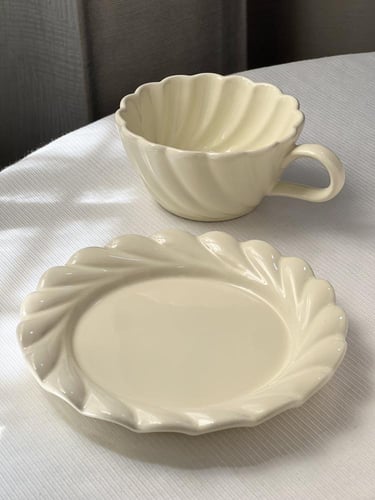 كوب مع صحن قهوه بيج