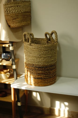 سلة من الأعشاب البحرية وأوراق الموز