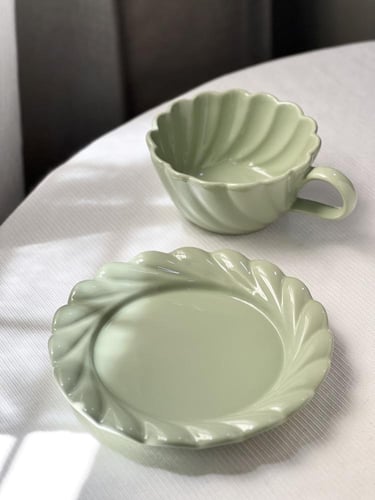 كوب مع صحن قهوه أخضر