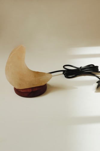 مصباح ملحي على شكل هلال