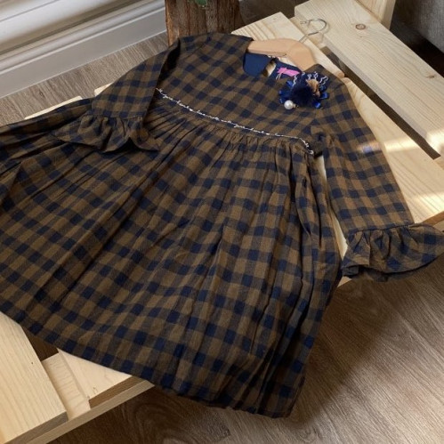 فستان كاروهات للشتاء مُزين بِ بروش ورد ولولو .