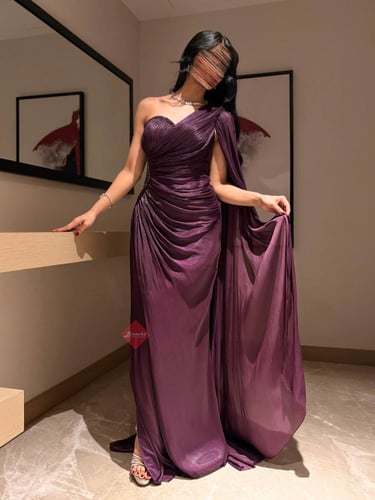 فستان سهرة طويل بليسيه تصميم مميز بوشاح