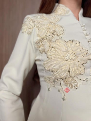 طقم راقي بلوزة مزينه بتطريز ورود و تنورة بليسيه