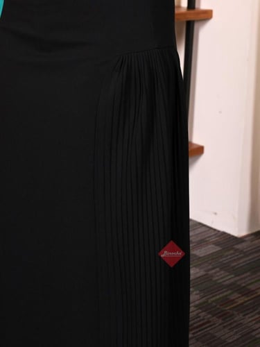 تنورة نسائية بكسرات من الجنب