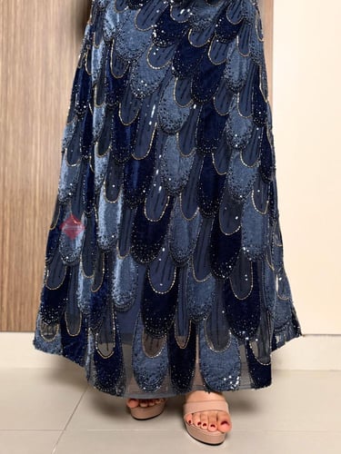 طقم راقي تنورة و بلوزة باكمام طويلة مزينة بالقطيفة...