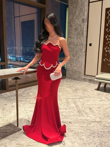 فستان سهرة طويل مزين بالكريستال اللامع