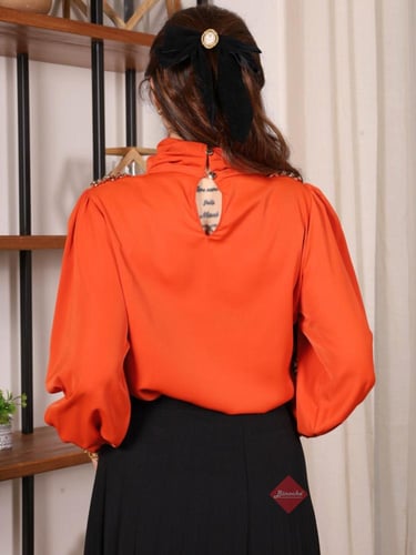 قميص هاينك أنيقة بياقة درابية ومزينة من الكتف