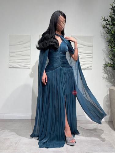 فستان سهرة بليسيه ناعم مع وشاح طويل