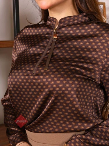 بلوزة أنيقة بياقة عالية