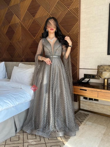 فستان سهرة طويل مطرز بأكمام وشاح