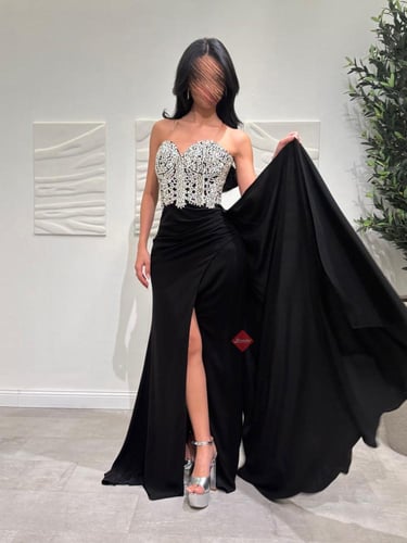 فستان سهرة مزين بالكريستال اللامع فخم و راقي