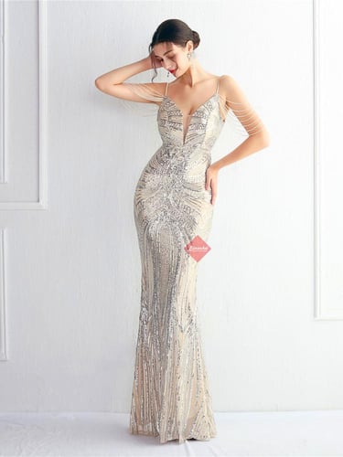 فستان سهرة بتطريز ترتر ومزين بالخرز الفخم على الاك...