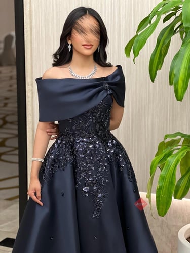 فستان سهرة ميدي مزين بالتطريز