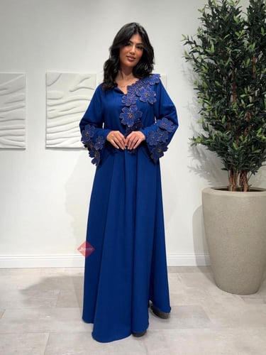 جلابية نسائية بتطريز ورود أنيق وراقي