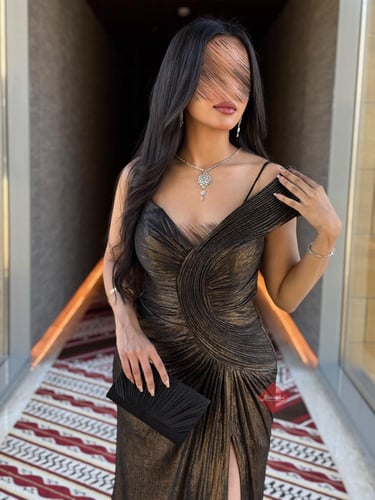 فستان سهرة طويل ناعم لامع بتصميم مميز